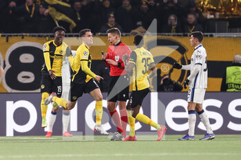2021-11-23 - 23.11.2021, Bern, Wankdorf, UEFA Champions League: BSC Young Boys - Atalanta, #8 Vincent Sierro (Young Boys, left) celebrates his goal for the 2-2 with team - BSC YOUNG BOYS VS ATALANTA - UEFA CHAMPIONS LEAGUE - SOCCER