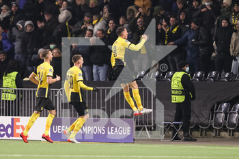 2021-11-23 - 23.11.2021, Bern, Wankdorf, UEFA Champions League: BSC Young Boys - Atalanta, #8 Vincent Sierro (Young Boys) celebrates his goal for the 2-2 with team - BSC YOUNG BOYS VS ATALANTA - UEFA CHAMPIONS LEAGUE - SOCCER
