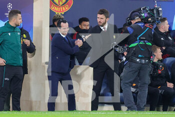 2021-11-23 - Unai Emery Manager of Villarreal greets Michael Carrick Caretaker Manager of Manchester United during the UEFA Champions League, Group F football match between Villareal CF and Manchester United on November 23, 2021 at Estadio El Madrigal in Vila-Real, Spain - VILLAREAL CF VS MANCHESTER UNITED - UEFA CHAMPIONS LEAGUE - SOCCER