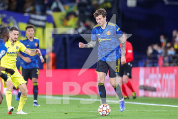 2021-11-23 - Victor Lindelof (2) of Manchester United during the UEFA Champions League, Group F football match between Villareal CF and Manchester United on November 23, 2021 at Estadio El Madrigal in Vila-Real, Spain - VILLAREAL CF VS MANCHESTER UNITED - UEFA CHAMPIONS LEAGUE - SOCCER