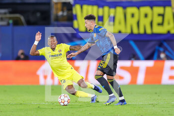 2021-11-23 - Jadon Sancho (25) of Manchester United goes past Pervis Estupinan (12) of Villarreal during the UEFA Champions League, Group F football match between Villareal CF and Manchester United on November 23, 2021 at Estadio El Madrigal in Vila-Real, Spain - VILLAREAL CF VS MANCHESTER UNITED - UEFA CHAMPIONS LEAGUE - SOCCER