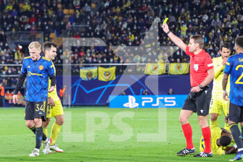 2021-11-23 - Donny van de Beek (34) of Manchester United gets a yellow card during the UEFA Champions League, Group F football match between Villareal CF and Manchester United on November 23, 2021 at Estadio El Madrigal in Vila-Real, Spain - VILLAREAL CF VS MANCHESTER UNITED - UEFA CHAMPIONS LEAGUE - SOCCER