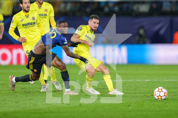 2021-11-23 - Aaron Wan-Bissaka (29) of Manchester United tussles with Moi Gomez (23) of Villarreal during the UEFA Champions League, Group F football match between Villareal CF and Manchester United on November 23, 2021 at Estadio El Madrigal in Vila-Real, Spain - VILLAREAL CF VS MANCHESTER UNITED - UEFA CHAMPIONS LEAGUE - SOCCER