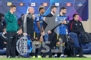 2021-11-23 - Substitution Bruno Fernandes (18) of Manchester United and Marcus Rashford (10) of Manchester United come on during the UEFA Champions League, Group F football match between Villareal CF and Manchester United on November 23, 2021 at Estadio El Madrigal in Vila-Real, Spain - VILLAREAL CF VS MANCHESTER UNITED - UEFA CHAMPIONS LEAGUE - SOCCER