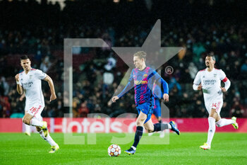 2021-11-23 - Frenkie de Jong of FC Barcelona in action during the UEFA Champions League, Group E football match between FC Barcelona and SL Benfica on November 23, 2021 at Camp Nou stadium in Barcelona, Spain - FC BARCELONA VS SL BENFICA - UEFA CHAMPIONS LEAGUE - SOCCER