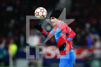 2021-11-24 - Antoine Griezmann of Atletico de Madrid warms up during the UEFA Champions League, Group B football match between Atletico de Madrid and AC Milan on November 24, 2021 at Wanda Metropolitano stadium in Madrid, Spain - ATLETICO DE MADRID VS AC MILAN - UEFA CHAMPIONS LEAGUE - SOCCER