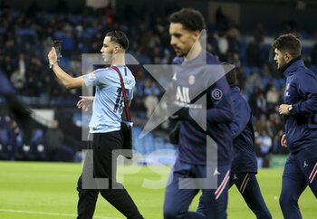 2021-11-24 - A pitch invider wearing a Man City jersey - trying to take selfies with players of PSG during their warm-up - is removed by assistant coach of PSG Jesus Perez before the UEFA Champions League, Group A football match between Manchester City and Paris Saint-Germain (PSG) on November 24, 2021 at Etihad Stadium in Manchester, England - MANCHESTER CITY VS PARIS SAINT-GERMAIN (PSG) - UEFA CHAMPIONS LEAGUE - SOCCER