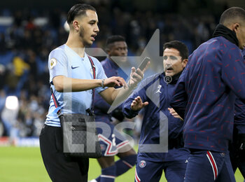 2021-11-24 - A pitch invider wearing a Man City jersey - trying to take selfies with players of PSG during their warm-up - is removed by assistant coach of PSG Jesus Perez before the UEFA Champions League, Group A football match between Manchester City and Paris Saint-Germain (PSG) on November 24, 2021 at Etihad Stadium in Manchester, England - MANCHESTER CITY VS PARIS SAINT-GERMAIN (PSG) - UEFA CHAMPIONS LEAGUE - SOCCER