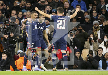 2021-11-24 - Kylian Mbappe of PSG celebrates his goal with Achraf Hakimi, Ander Herrera during the UEFA Champions League, Group A football match between Manchester City and Paris Saint-Germain (PSG) on November 24, 2021 at Etihad Stadium in Manchester, England - MANCHESTER CITY VS PARIS SAINT-GERMAIN (PSG) - UEFA CHAMPIONS LEAGUE - SOCCER