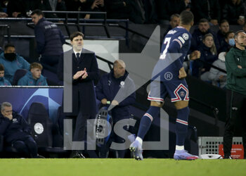 2021-11-24 - Coach of PSG Mauricio Pochettino congratulates Kylian Mbappe of PSG (right) for his goal during the UEFA Champions League, Group A football match between Manchester City and Paris Saint-Germain (PSG) on November 24, 2021 at Etihad Stadium in Manchester, England - MANCHESTER CITY VS PARIS SAINT-GERMAIN (PSG) - UEFA CHAMPIONS LEAGUE - SOCCER