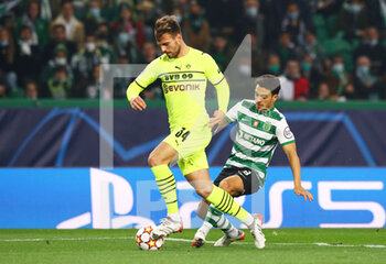 2021-11-24 - Marin Pongracic of Borussia Dortmund and Pedro Goncalves of Sporting Lisbon during the UEFA Champions League, Group C football match between Sporting Lisbon and Borussia Dortmund on November 24, 2021 at Jose Alvalade stadium in Lisbon, Portugal - SPORTING LISBON VS BORUSSIA DORTMUND - UEFA CHAMPIONS LEAGUE - SOCCER