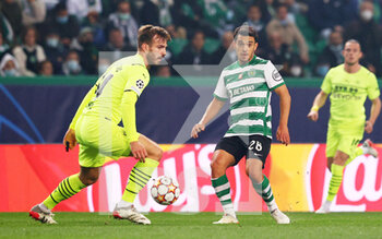 2021-11-24 - Pedro Goncalves of Sporting Lisbon and Marin Pongracic of Borussia Dortmund during the UEFA Champions League, Group C football match between Sporting Lisbon and Borussia Dortmund on November 24, 2021 at Jose Alvalade stadium in Lisbon, Portugal - SPORTING LISBON VS BORUSSIA DORTMUND - UEFA CHAMPIONS LEAGUE - SOCCER