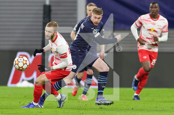2021-12-07 - Kevin De Bruyne (17) of Manchester City goes past Konrad Laimer (27) of RB Leipzig during the UEFA Champions League, Group A football match between RB Leipzig and Manchester City on December 7, 2021 at Red Bull Arena in Leipzig, Germany - RB LEIPZIG VS MANCHESTER CITY - UEFA CHAMPIONS LEAGUE - SOCCER