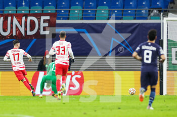 2021-12-07 - Dominik Szoboszlai (17) of RB Leipzig scores the first goal during the UEFA Champions League, Group A football match between RB Leipzig and Manchester City on December 7, 2021 at Red Bull Arena in Leipzig, Germany - RB LEIPZIG VS MANCHESTER CITY - UEFA CHAMPIONS LEAGUE - SOCCER