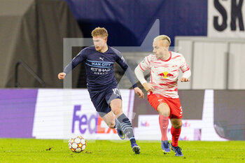 2021-12-07 - Kevin De Bruyne (17) of Manchester City and Jose Angel Tasende (3) of RB Leipzig during the UEFA Champions League, Group A football match between RB Leipzig and Manchester City on December 7, 2021 at Red Bull Arena in Leipzig, Germany - RB LEIPZIG VS MANCHESTER CITY - UEFA CHAMPIONS LEAGUE - SOCCER