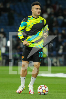 2021-12-07 - Lautaro Martinez of Inter warms up during the UEFA Champions League, Group D football match between Real Madrid and FC Internazionale on December 7, 2021 at Santiago Bernabeu stadium in Madrid, Spain - REAL MADRID VS FC INTERNAZIONALE - UEFA CHAMPIONS LEAGUE - SOCCER