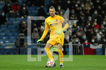 2021-12-07 - Samir Handanovic of Inter during the UEFA Champions League, Group D football match between Real Madrid and FC Internazionale on December 7, 2021 at Santiago Bernabeu stadium in Madrid, Spain - REAL MADRID VS FC INTERNAZIONALE - UEFA CHAMPIONS LEAGUE - SOCCER