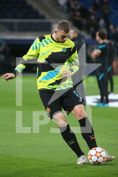 2021-12-07 - Edin Dzeko of Inter warms up during the UEFA Champions League, Group D football match between Real Madrid and FC Internazionale on December 7, 2021 at Santiago Bernabeu stadium in Madrid, Spain - REAL MADRID VS FC INTERNAZIONALE - UEFA CHAMPIONS LEAGUE - SOCCER