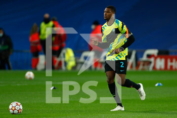 2021-12-07 - Denzel Dumfries of Inter warms up during the UEFA Champions League, Group D football match between Real Madrid and FC Internazionale on December 7, 2021 at Santiago Bernabeu stadium in Madrid, Spain - REAL MADRID VS FC INTERNAZIONALE - UEFA CHAMPIONS LEAGUE - SOCCER