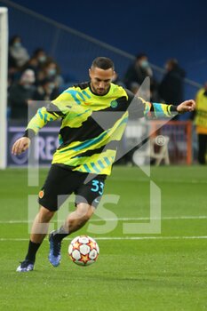 2021-12-07 - Danilo D'Ambrosio of Inter warms up during the UEFA Champions League, Group D football match between Real Madrid and FC Internazionale on December 7, 2021 at Santiago Bernabeu stadium in Madrid, Spain - REAL MADRID VS FC INTERNAZIONALE - UEFA CHAMPIONS LEAGUE - SOCCER