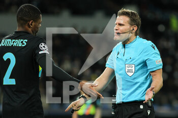 2021-12-07 - Denzel Dumfries of Inter and Felix Brych, referee of the match during the UEFA Champions League, Group D football match between Real Madrid and FC Internazionale on December 7, 2021 at Santiago Bernabeu stadium in Madrid, Spain - REAL MADRID VS FC INTERNAZIONALE - UEFA CHAMPIONS LEAGUE - SOCCER