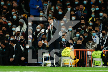 2021-12-07 - Simone Inzaghi, head coach of Inter during the UEFA Champions League, Group D football match between Real Madrid and FC Internazionale on December 7, 2021 at Santiago Bernabeu stadium in Madrid, Spain - REAL MADRID VS FC INTERNAZIONALE - UEFA CHAMPIONS LEAGUE - SOCCER