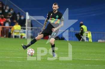 2021-12-07 - Marcelo Brozovic of Inter during the UEFA Champions League, Group D football match between Real Madrid and FC Internazionale on December 7, 2021 at Santiago Bernabeu stadium in Madrid, Spain - REAL MADRID VS FC INTERNAZIONALE - UEFA CHAMPIONS LEAGUE - SOCCER