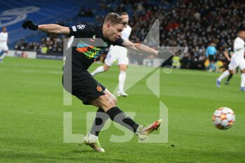 2021-12-07 - Nicolo Barella of Inter during the UEFA Champions League, Group D football match between Real Madrid and FC Internazionale on December 7, 2021 at Santiago Bernabeu stadium in Madrid, Spain - REAL MADRID VS FC INTERNAZIONALE - UEFA CHAMPIONS LEAGUE - SOCCER
