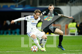 2021-12-07 - Luka Modric of Real Madrid and Marcelo Brozovic of Inter during the UEFA Champions League, Group D football match between Real Madrid and FC Internazionale on December 7, 2021 at Santiago Bernabeu stadium in Madrid, Spain - REAL MADRID VS FC INTERNAZIONALE - UEFA CHAMPIONS LEAGUE - SOCCER