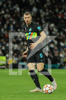 2021-12-07 - Edin Dzeko of Inter during the UEFA Champions League, Group D football match between Real Madrid and FC Internazionale on December 7, 2021 at Santiago Bernabeu stadium in Madrid, Spain - REAL MADRID VS FC INTERNAZIONALE - UEFA CHAMPIONS LEAGUE - SOCCER