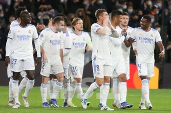 2021-12-07 - Toni Kroos of Real Madrid celebrates his goal with teammates during the UEFA Champions League, Group D football match between Real Madrid and FC Internazionale on December 7, 2021 at Santiago Bernabeu stadium in Madrid, Spain - REAL MADRID VS FC INTERNAZIONALE - UEFA CHAMPIONS LEAGUE - SOCCER