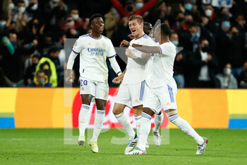 2021-12-07 - Toni Kroos of Real Madrid celebrates a goal with teammates 1-0 during the UEFA Champions League, Group D football match between Real Madrid and FC Internazionale on December 7, 2021 at Santiago Bernabeu stadium in Madrid, Spain - REAL MADRID VS FC INTERNAZIONALE - UEFA CHAMPIONS LEAGUE - SOCCER
