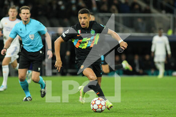 2021-12-07 - Alexis Sanchez of Inter during the UEFA Champions League, Group D football match between Real Madrid and FC Internazionale on December 7, 2021 at Santiago Bernabeu stadium in Madrid, Spain - REAL MADRID VS FC INTERNAZIONALE - UEFA CHAMPIONS LEAGUE - SOCCER