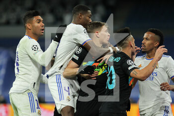 2021-12-07 - Clash between Nicolo Barella of Inter and Eder Militao of Real Madrid during the UEFA Champions League, Group D football match between Real Madrid and FC Internazionale on December 7, 2021 at Santiago Bernabeu stadium in Madrid, Spain - REAL MADRID VS FC INTERNAZIONALE - UEFA CHAMPIONS LEAGUE - SOCCER