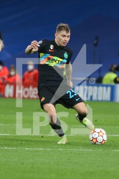 2021-12-07 - Nicolo Barella of Inter during the UEFA Champions League, Group D football match between Real Madrid and FC Internazionale on December 7, 2021 at Santiago Bernabeu stadium in Madrid, Spain - REAL MADRID VS FC INTERNAZIONALE - UEFA CHAMPIONS LEAGUE - SOCCER