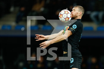 2021-12-07 - Edin Dzeko of Inter during the UEFA Champions League, Group D football match between Real Madrid and FC Internazionale on December 7, 2021 at Santiago Bernabeu stadium in Madrid, Spain - REAL MADRID VS FC INTERNAZIONALE - UEFA CHAMPIONS LEAGUE - SOCCER