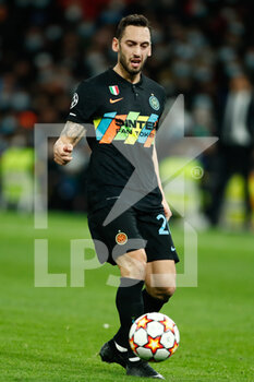 2021-12-07 - Hakan Calhanoglu of Inter during the UEFA Champions League, Group D football match between Real Madrid and FC Internazionale on December 7, 2021 at Santiago Bernabeu stadium in Madrid, Spain - REAL MADRID VS FC INTERNAZIONALE - UEFA CHAMPIONS LEAGUE - SOCCER