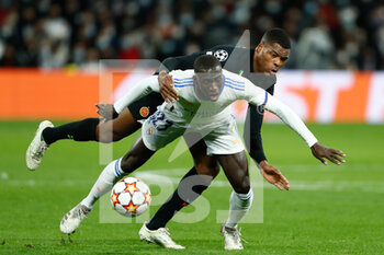 2021-12-07 - Ferland Mendy of Real Madrid and Denzel Dumfries of Inter during the UEFA Champions League, Group D football match between Real Madrid and FC Internazionale on December 7, 2021 at Santiago Bernabeu stadium in Madrid, Spain - REAL MADRID VS FC INTERNAZIONALE - UEFA CHAMPIONS LEAGUE - SOCCER
