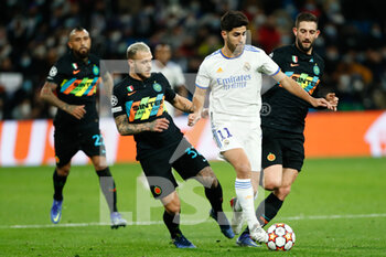 2021-12-07 - Marco Asensio of Real Madrid and Federico Dimarco, Roberto Gagliardini of Inter during the UEFA Champions League, Group D football match between Real Madrid and FC Internazionale on December 7, 2021 at Santiago Bernabeu stadium in Madrid, Spain - REAL MADRID VS FC INTERNAZIONALE - UEFA CHAMPIONS LEAGUE - SOCCER
