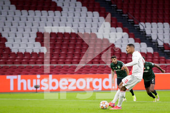 2021-12-07 - Sebastien Haller of Ajax scores his sides first goal during the UEFA Champions League, Group C football match between Ajax and Sporting Clube de Portugal on December 7, 2021 at Johan Cruijff ArenA in Amsterdam, Netherlands - AJAX VS SPORTING CLUBE DE PORTUGAL - UEFA CHAMPIONS LEAGUE - SOCCER