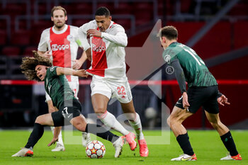 2021-12-07 - Goncalo Esteves of Sporting CP battles for the ball with Sebastien Haller of Ajax during the UEFA Champions League, Group C football match between Ajax and Sporting Clube de Portugal on December 7, 2021 at Johan Cruijff ArenA in Amsterdam, Netherlands - AJAX VS SPORTING CLUBE DE PORTUGAL - UEFA CHAMPIONS LEAGUE - SOCCER