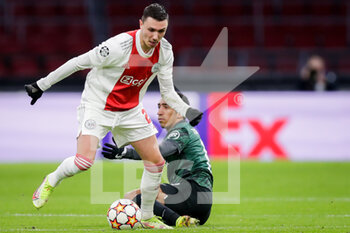 2021-12-07 - Steven Berghuis of Ajax and Tiago Tomas of Sporting CP during the UEFA Champions League, Group C football match between Ajax and Sporting Clube de Portugal on December 7, 2021 at Johan Cruijff ArenA in Amsterdam, Netherlands - AJAX VS SPORTING CLUBE DE PORTUGAL - UEFA CHAMPIONS LEAGUE - SOCCER