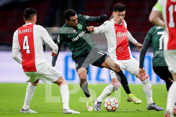 2021-12-07 - Tiago Tomas of Sporting CP battles for the ball with Edson Alvarez of Ajax and Lisandro Martinez of Ajax during the UEFA Champions League, Group C football match between Ajax and Sporting Clube de Portugal on December 7, 2021 at Johan Cruijff ArenA in Amsterdam, Netherlands - AJAX VS SPORTING CLUBE DE PORTUGAL - UEFA CHAMPIONS LEAGUE - SOCCER