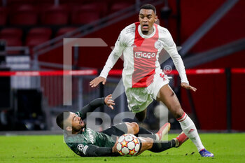 2021-12-07 - Tabata of Sporting CP battles for the ball with Ryan Gravenberch of Ajax during the UEFA Champions League, Group C football match between Ajax and Sporting Clube de Portugal on December 7, 2021 at Johan Cruijff ArenA in Amsterdam, Netherlands - AJAX VS SPORTING CLUBE DE PORTUGAL - UEFA CHAMPIONS LEAGUE - SOCCER