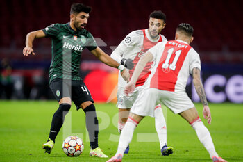 2021-12-07 - Ricardo Esgaio of Sporting CP battles for the ball with Noussair Mazraoui of Ajax and Antony of Ajax during the UEFA Champions League, Group C football match between Ajax and Sporting Clube de Portugal on December 7, 2021 at Johan Cruijff ArenA in Amsterdam, Netherlands - AJAX VS SPORTING CLUBE DE PORTUGAL - UEFA CHAMPIONS LEAGUE - SOCCER