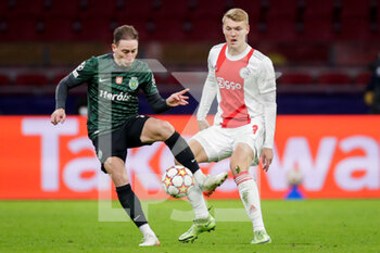 2021-12-07 - Nuno Santos of Sporting CP battles for the ball with Perr Schuurs of Ajax during the UEFA Champions League, Group C football match between Ajax and Sporting Clube de Portugal on December 7, 2021 at Johan Cruijff ArenA in Amsterdam, Netherlands - AJAX VS SPORTING CLUBE DE PORTUGAL - UEFA CHAMPIONS LEAGUE - SOCCER