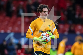 2021-12-08 - MANCHESTER, ENGLAND - DECEMBER 08: goalkeeper Leandro Zbinden of Young Boys warming up during the UEFA Champions League group F match between Manchester United and BSC Young Boys at Old Trafford on December 8, 2021 in Manchester, United Kingdom. - MANCHESTER UNITED VS BSC YOUNG BOYS - UEFA CHAMPIONS LEAGUE - SOCCER