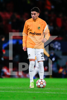 2021-12-08 - MANCHESTER, ENGLAND - DECEMBER 08: Fabian Rieder of Young Boys warming up during the UEFA Champions League group F match between Manchester United and BSC Young Boys at Old Trafford on December 8, 2021 in Manchester, United Kingdom. - MANCHESTER UNITED VS BSC YOUNG BOYS - UEFA CHAMPIONS LEAGUE - SOCCER
