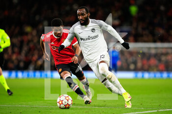 2021-12-08 - MANCHESTER, ENGLAND - DECEMBER 08: Nicolas Moumi Ngamaleu of Young Boys (R) against Amad Diallo of Manchester United (L) during the UEFA Champions League group F match between Manchester United and BSC Young Boys at Old Trafford on December 8, 2021 in Manchester, United Kingdom. - MANCHESTER UNITED VS BSC YOUNG BOYS - UEFA CHAMPIONS LEAGUE - SOCCER