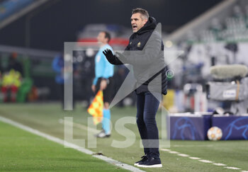 2021-12-08 - Lille coach Jocelyn Gourvennec during the UEFA Champions League, Group G football match between VfL Wolfsburg and LOSC Lille on December 8, 2021 at Volkswagen Arena in Wolfsburg, Germany - VFL WOLFSBURG VS LOSC LILLE - UEFA CHAMPIONS LEAGUE - SOCCER